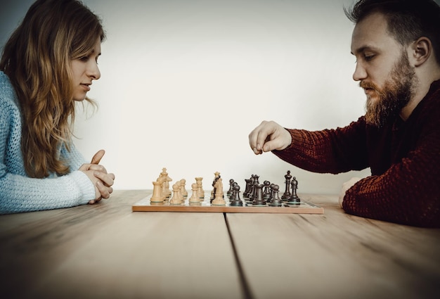 Zdjęcie para grająca w szachy na stole w domu