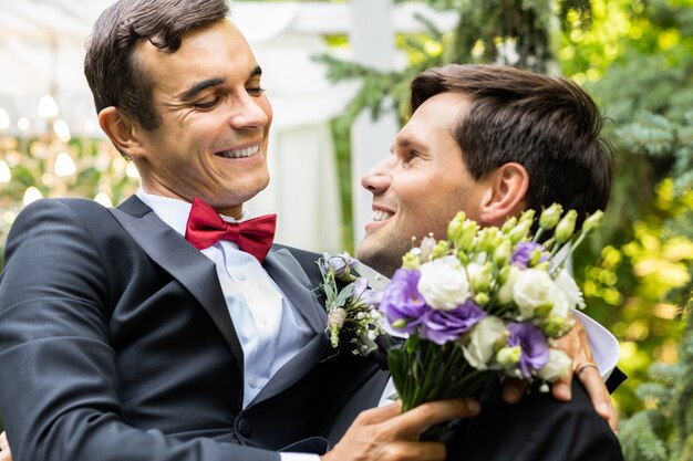 Para homoseksualna świętująca własny ślub - para LBGT na ceremonii ślubnej, koncepcje dotyczące inkluzywności, społeczności LGBTQ i równości społecznej
