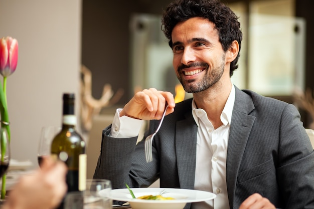 Para jedząca obiad w luksusowej restauracji