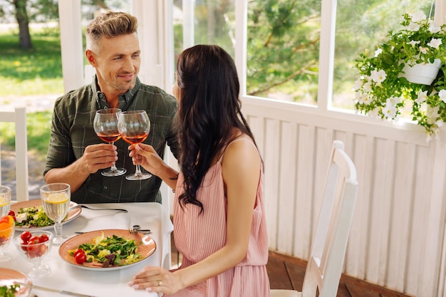 Para jedząca romantyczny lunch jedząca sałatki i pijąca wino