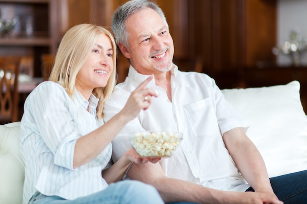 Para jedzenia pop-corn i oglądania telewizji