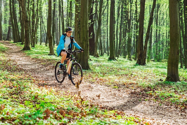 Para Jedzie Na Rowerze W Lesie W Ciepły Dzień