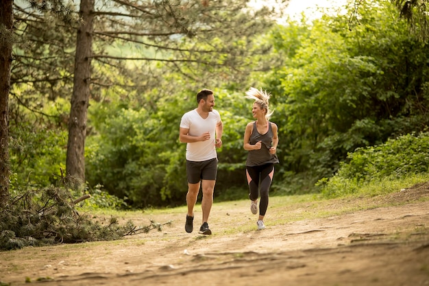 Para jogging na zewnątrz w przyrodzie