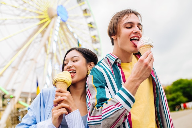 Para kochanków spotyka się w parku rozrywki i je lody