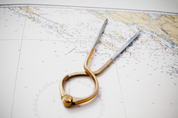 Para kompasów do nawigacji na mapie morskiej o małej głębi ostrości