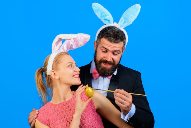 Para królików. Wielkanocne rodzinne malowanie jaj. Szczęśliwa para z uszami królika.