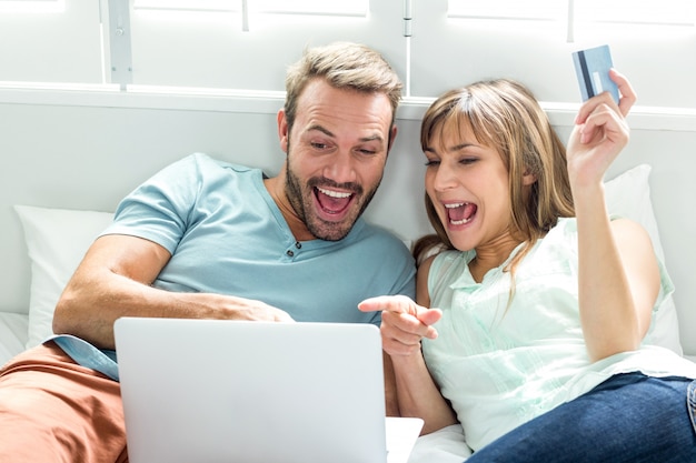 Zdjęcie para krzyczy podczas gdy patrzejący w laptopie