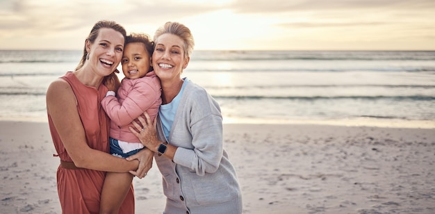 Para lesbijek i portret rodziny na plaży razem na wakacje w podróży szczęśliwi i zrelaksowani, łączący się nad morzem Szczęśliwi rodzice homoseksualni, uśmiech dziecka i zachód słońca nad oceanem lub relaks latem