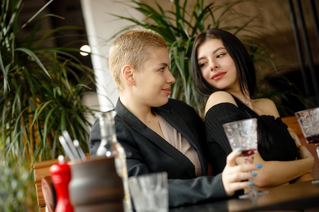 Para lesbijek na randce w restauracji pije wino