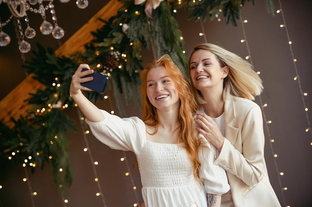 Para Lesbijek Robi Sobie Selfie Telefonem, Dziewczyny Uśmiechają Się I Bawią Razem.