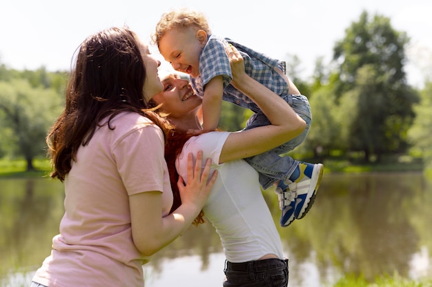 Para Lesbijek Spędzająca Czas Z Synem W Parku