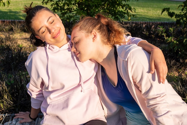 Zdjęcie para lesbijek z chwilą czułości