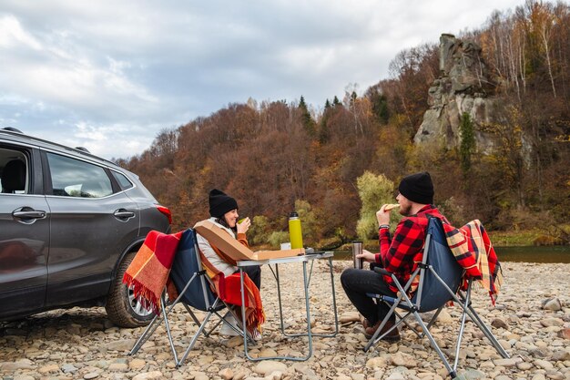 Para ma piknik na jesieni. Koncepcja podróży po rzece górskiej.