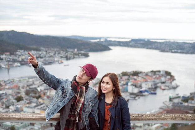 Para miłości cieszy się podróżą w Bergen w Norwegii