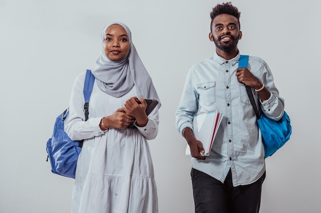 Para młodych afrykańskich studentów para spacerująca kobieta ubrana w tradycyjny sudan muzułmański hidżab odzieżowy biznes