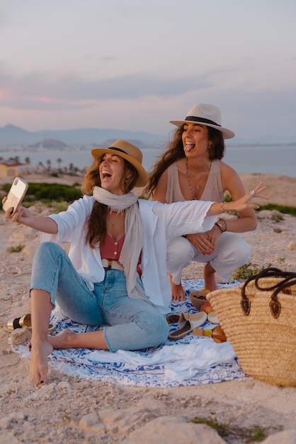 Para młodych kobiet ma piknik podczas swojej wakacyjnej podróży