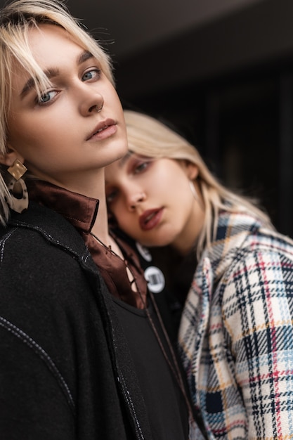 Para młodych lesbijek mody w stylowych ubraniach na ulicy