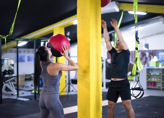 para młodych sportowców pracy z piłką medyczne na siłowni fitness krzyż