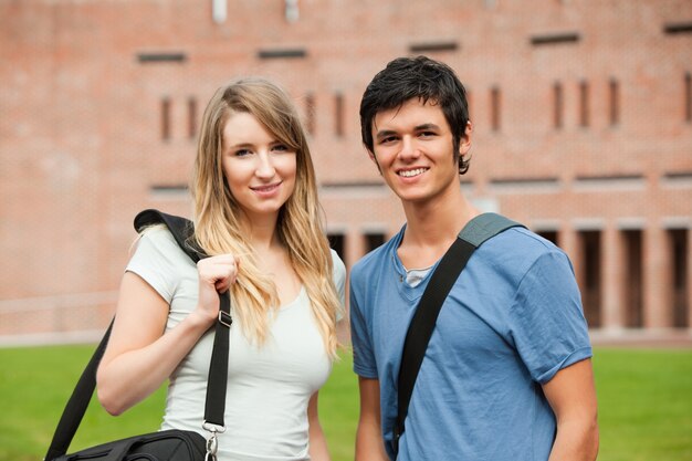 Para młodych studentów pozowanie