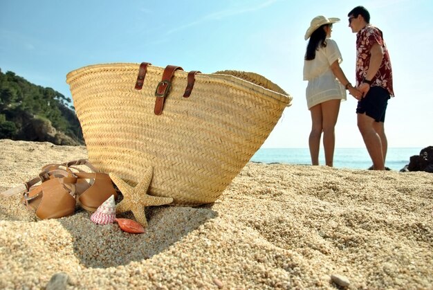 Para na brzegu morza ciesząc się wakacjami