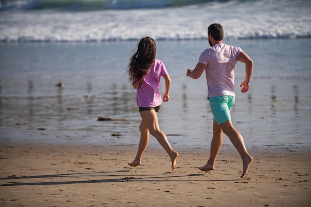 Para Na Plaży. Bieganie Ludzie Biegający Na Plaży, ćwiczenia I Trening Joggingu. Biegacze Sportowi Na Letniej Plaży.