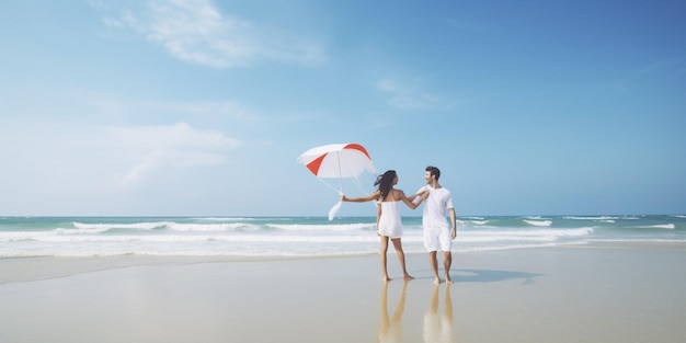 Para na plaży z czerwono-białym parasolem