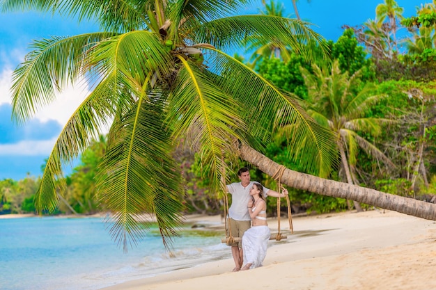Para na tropikalnej plaży