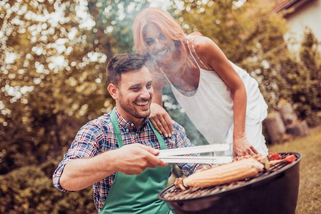 Zdjęcie para na wakacjach przy grillu