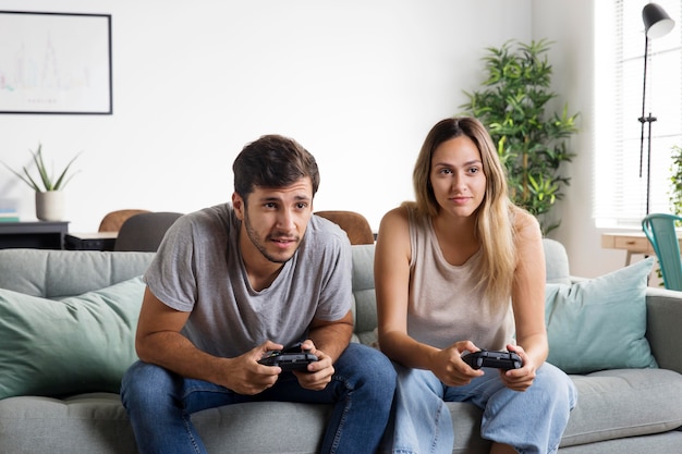Para o średnim ujęciach grająca w gry wideo