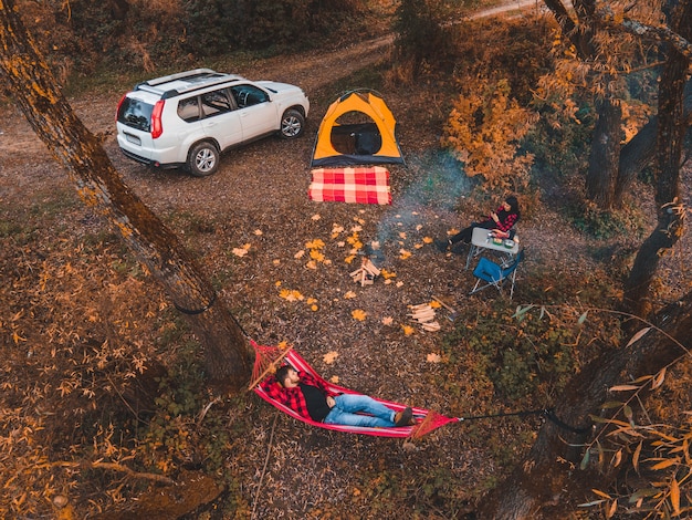 Para Odpoczywa W Pobliżu Kempingu Nad Jeziorem Jesień Sezon Jesienny