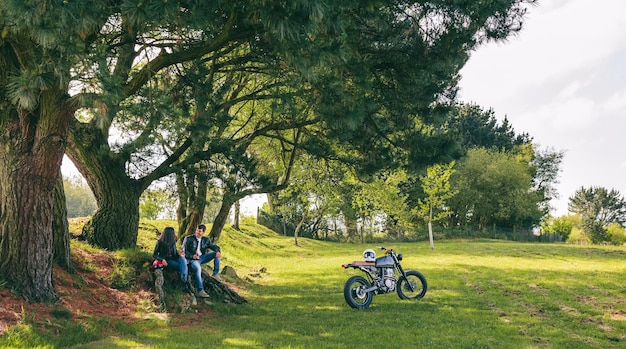 Zdjęcie para odpoczywająca po motocyklowej wycieczce