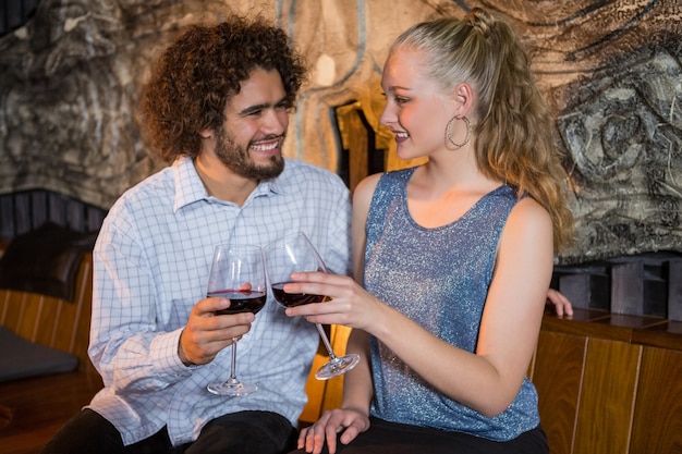 Para opiekania kieliszek wina w barze