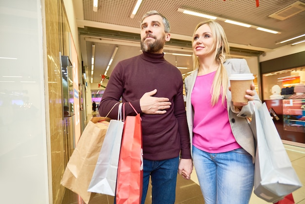 Para Patrzeje Okno Pokazy W Centrum Handlowym