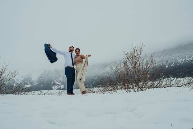 Para piękny ślub na zimowy ślub