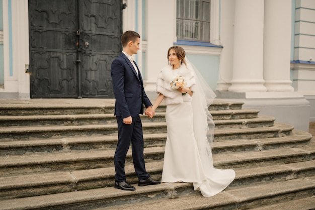 Para piękny ślub. Państwo młodzi chodzi outdoors na dniu ślubu. Para dla nowożeńców, Happy Newlyweds.