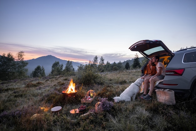 Para przy ognisku na pikniku w górach