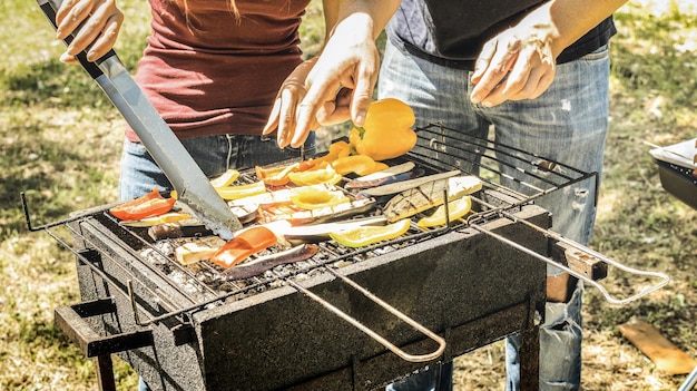 Para Przyjaciół Gotuje Warzywa Na Grillu