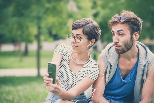 para przyjaciół młody mężczyzna i kobieta za pomocą smartfona