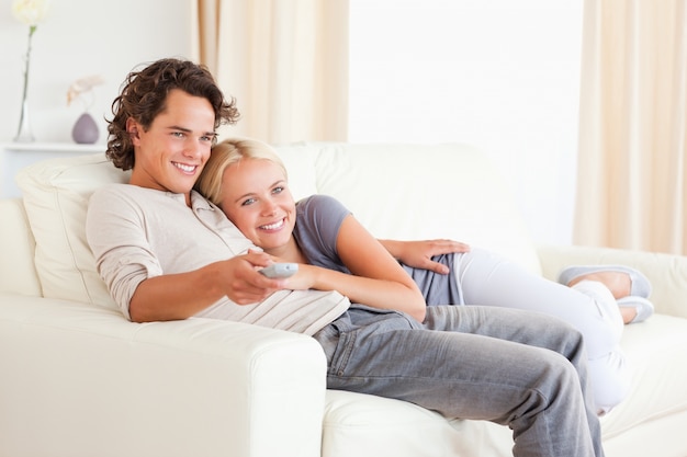 Para przytulanie podczas oglądania telewizji