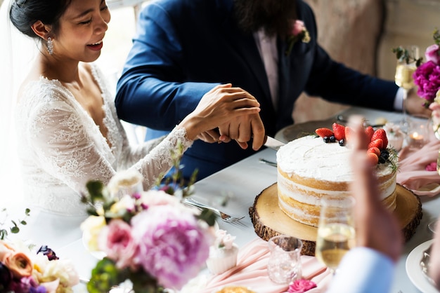 Para ręce cięcia tort weselny