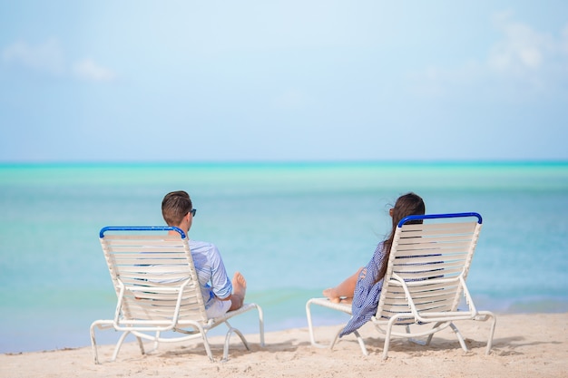 Para relaks na tropikalnej plaży na Malediwach