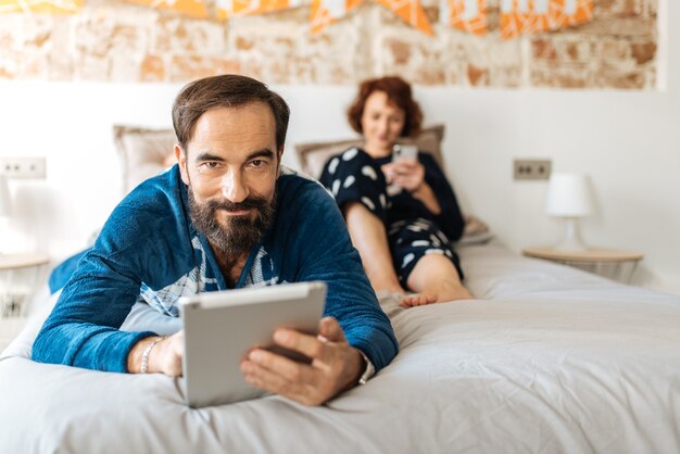 Para Relaksował W Domu W łóżku Na Pastylce I Telefonie Komórkowym