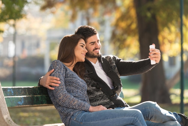 Para robi sobie selfie na świeżym powietrzu w parku