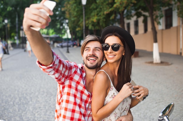 Para robi zdjęcie selfie