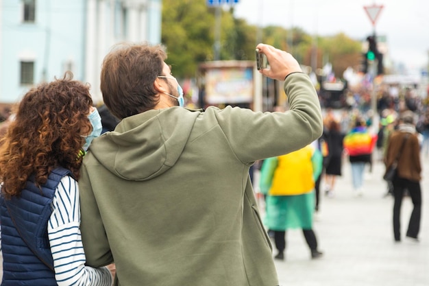 Zdjęcie para robiąca selfie podczas marszu na rzecz praw lgbtq. kijów, ukraina.