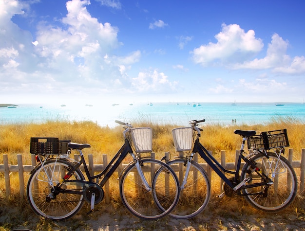 para rowerów zaparkowanych na plaży Formentera