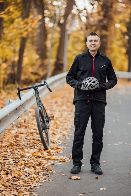 Zdjęcie para rowerzystów górskich na ścieżce rowerowej w jesieńskim lesie rowerzysty górski w jesieni w lesie krajobrazowym