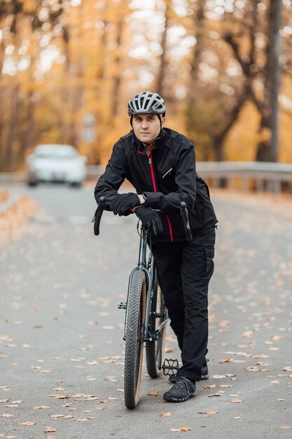 Zdjęcie para rowerzystów górskich na ścieżce rowerowej w jesieńskim lesie rowerzysty górski w jesieni w lesie krajobrazowym