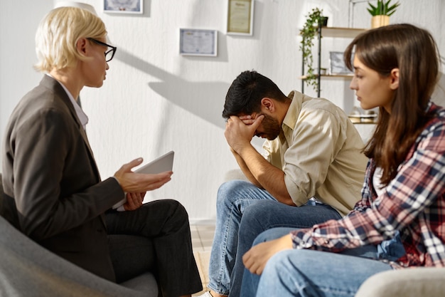 Para rozmawiająca emocjonalnie, wyjaśniająca coś sobie nawzajem. Sesja terapeutyczna