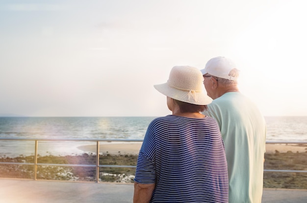 Para seniorów spaceruje promenadą